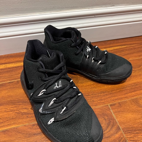 Kyrie 5 red carpet black red white - Picture 3 of 5